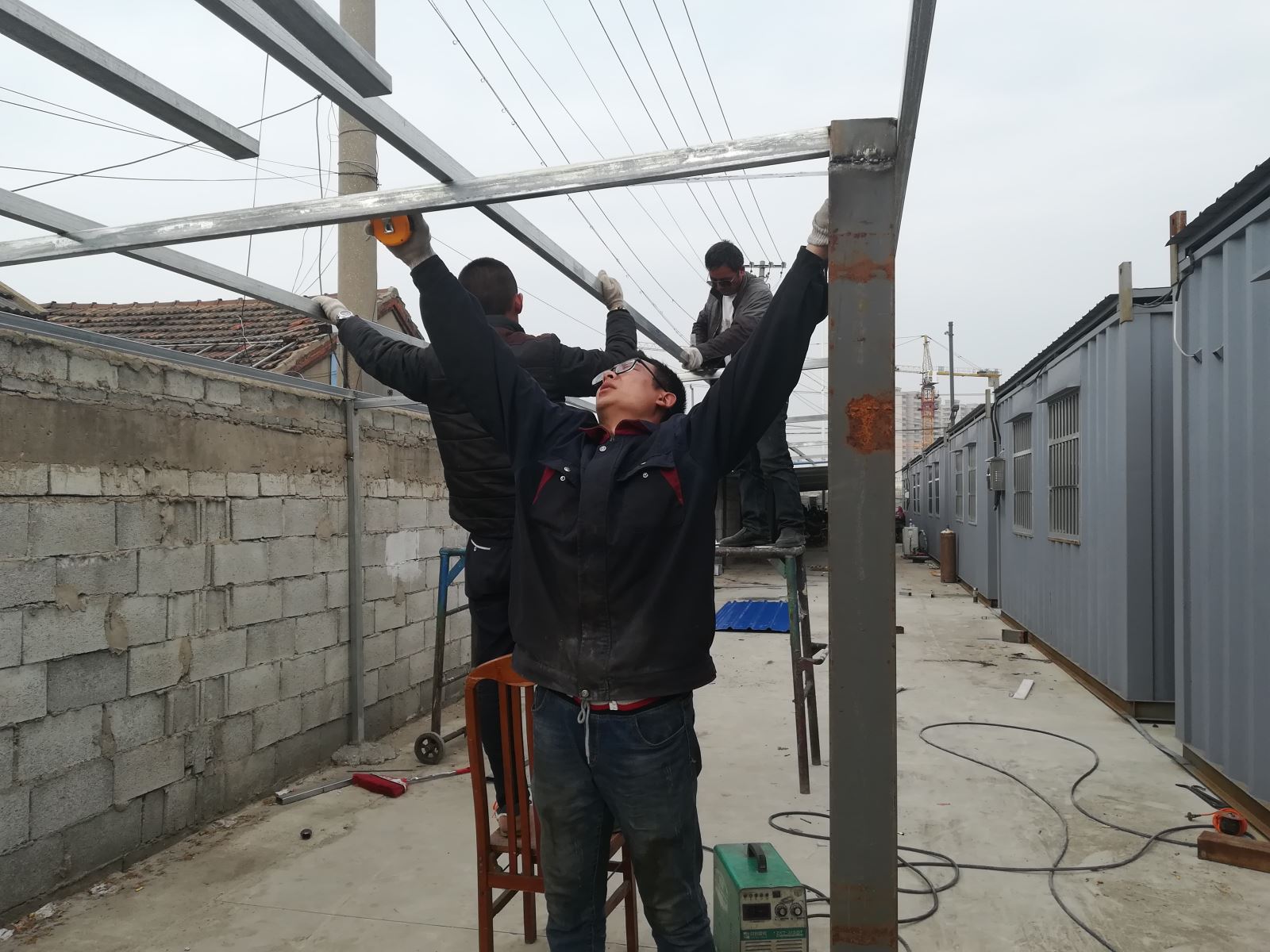 烈日下的一片陰涼 公交集團公交事業(yè)一部為駕駛員搭建隔熱停車棚